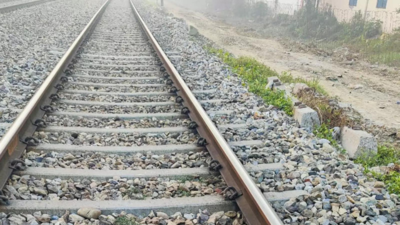 Loco pilot applies emergency brakes after spotting LPG cylinder on tracks