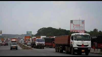 Truck carrying liquor overturns on Mumbai-Nashik highway