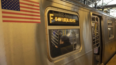  Hoodie-wearing maniac pushes passenger in front of train