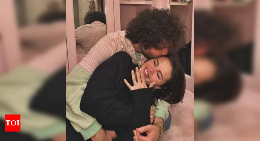 Selena Gomez, Benny Blanco ring in New Year with cozy cuddly pictures