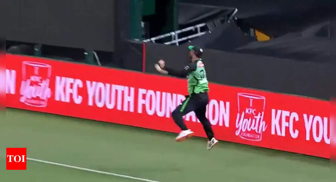 Glenn Maxwell turns ‘LeBron James’ to pluck a blinder out of skinny air. Watch | – Instances of India