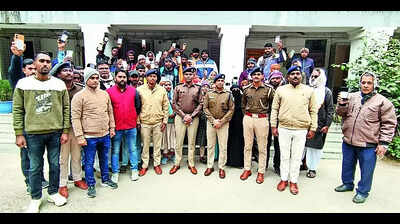 B’pur police return 80 cellphones to owners