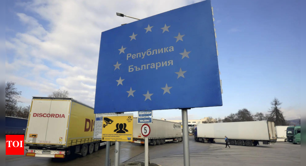 Romania, Bulgaria drop EU border checks, join Schengen