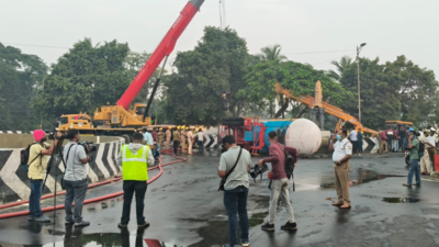 Watch: LPG tanker detaches, leaks on Coimbatore's Avinashi road flyover, alert sounded