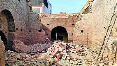 Agra's 17th C Mubarak Manzil razed by 'builder'