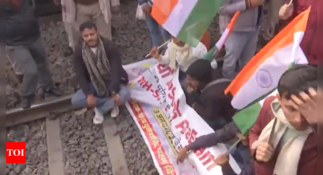 Pappu Yadav’s supporters stage 'rail roko' protest in solidarity with BPSC aspirants