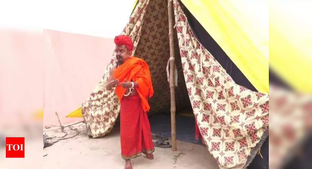 3'8 tall 'Chhotu Baba', who hasn't bathed in 32 years, is now talk of Maha Kumbh