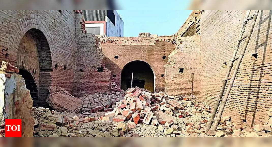 'Appalling': Indologist Dalrymple slams 17th century Mubarak Manzil demolition