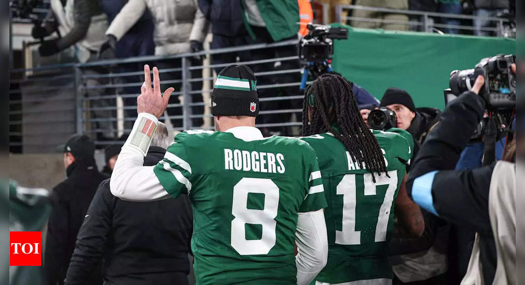 Jets' Aaron Rodgers and Davante Adams shared a heartfelt moment together after after their win over the Dolphins