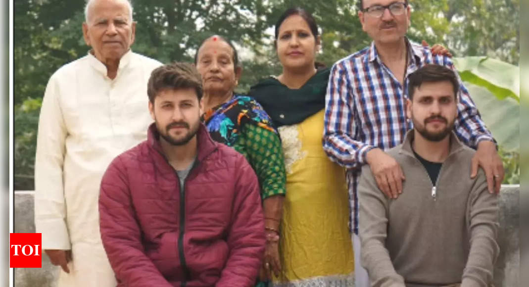 Watch: Family from Bihar recreates a family photo from 17 years ago