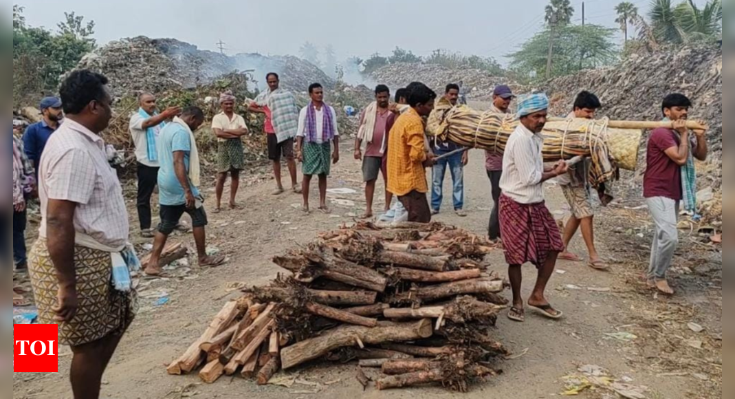 Hindu family forced to cremate on road as crematorium turns into dumping yard in Andhra Pradesh