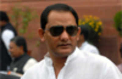 Azharuddin's contradictory stands on Dhoni's Test captaincy