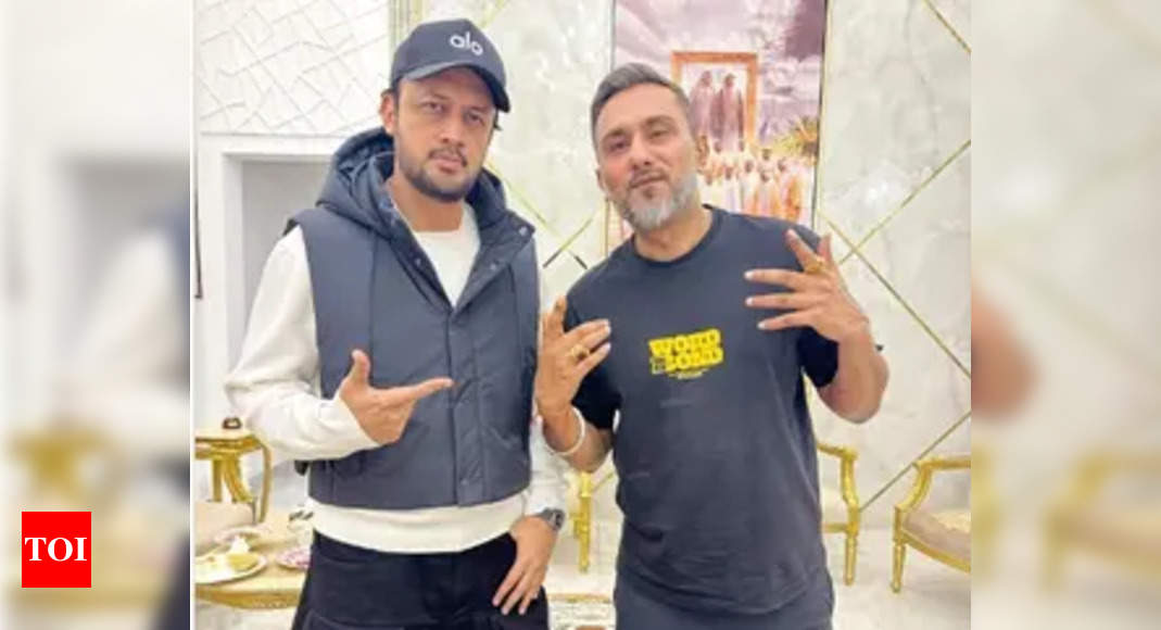 Honey Singh poses with Pakistani singer Atif Aslam, says 'borderless brothers'