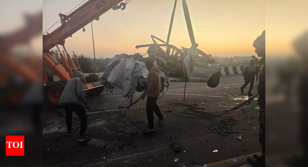 Truck crushes car in Guj, 3 from Palghar killed | Mumbai News - The ...