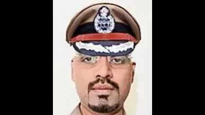 Driver poses as I-T officer, cons 40 of 2cr by offering govt jobs