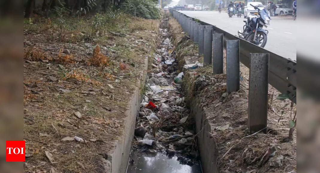 No maintenance, silt & waste choke drains on Delhi-Gurgaon eway