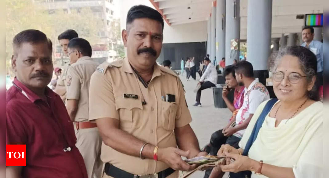 Honest MSRTC staff returns wallet, earns accolades