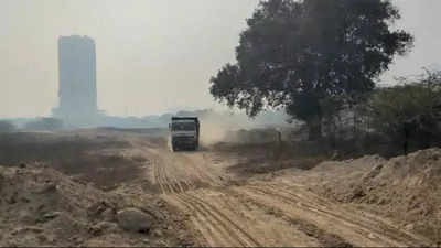 Lone Noida farmer stops Unitech from constructing road for Express City project