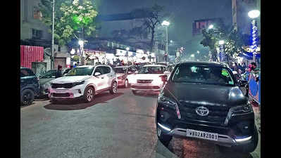 Crossing near West Bengal's biggest hospital clogged every evening, thanks to illegal parking at busy eatery