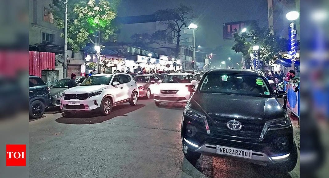 Crossing near West Bengal's biggest hospital clogged every evening, thanks to illegal parking at busy eatery