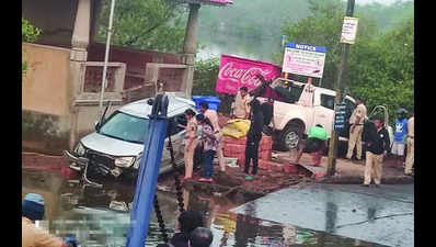 Man drives car into Mandovi at Divar ferry point