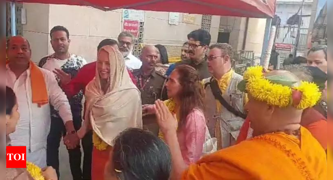 Steve Jobs' widow seeks spirituality at Kumbh Mela.