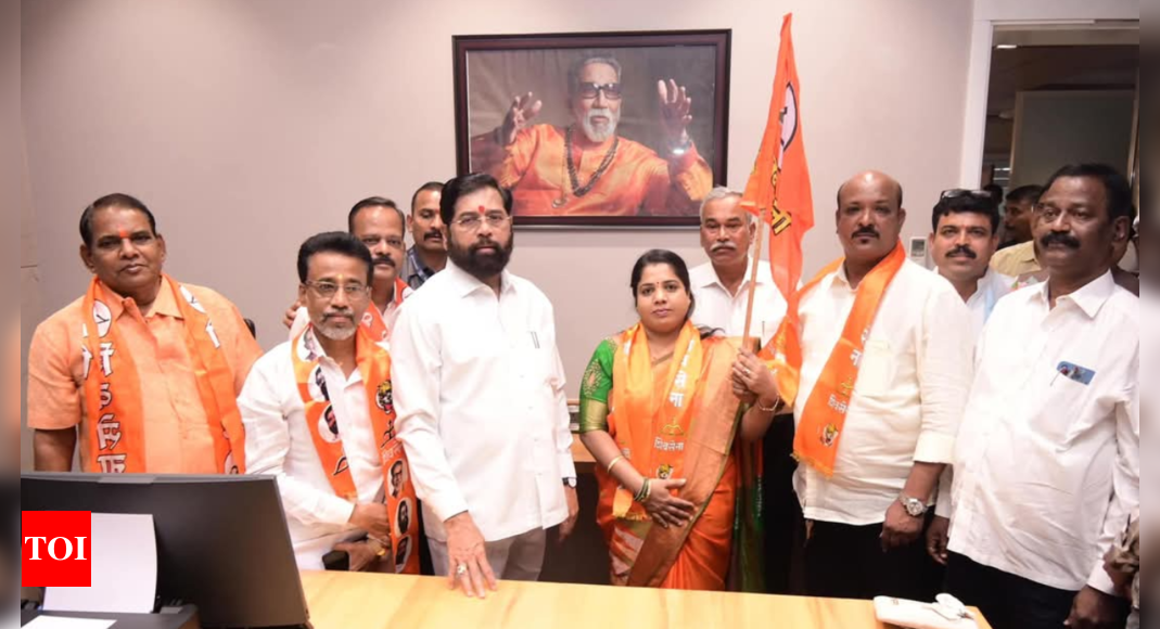 Major defection hits Thackeray's Sena before elections.