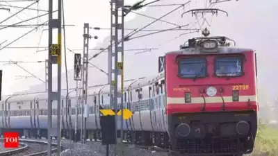 Stone hurled at Tapti Ganga Express train near Jalgaon station