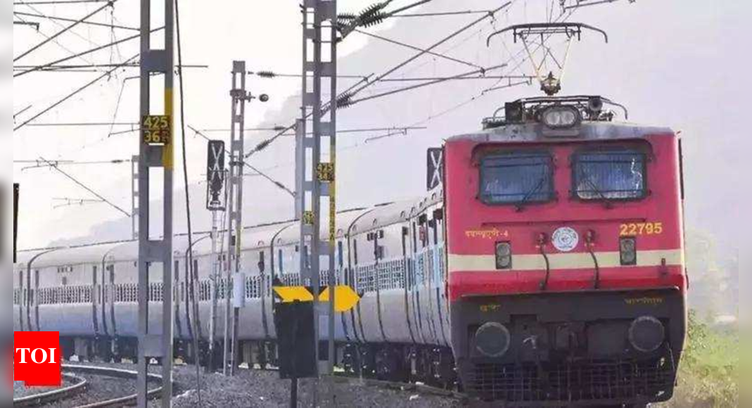 Stone hurled at Tapti Ganga Express train near Jalgaon station