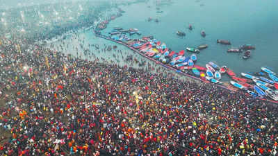 'Mera Bharat Mahaan': Foreigners brave biting cold at Maha Kumbh 2025