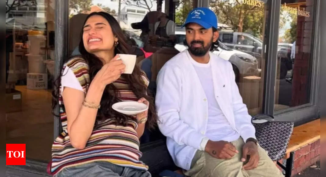 KL Rahul can't take his eyes off Athiya Shetty as she radiates pregnancy glow in latest pic