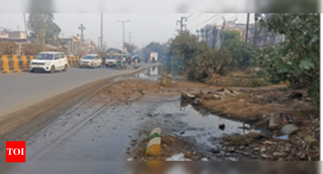 Drain overflows, this road in Ghaziabad is flooded with muck for 10 days