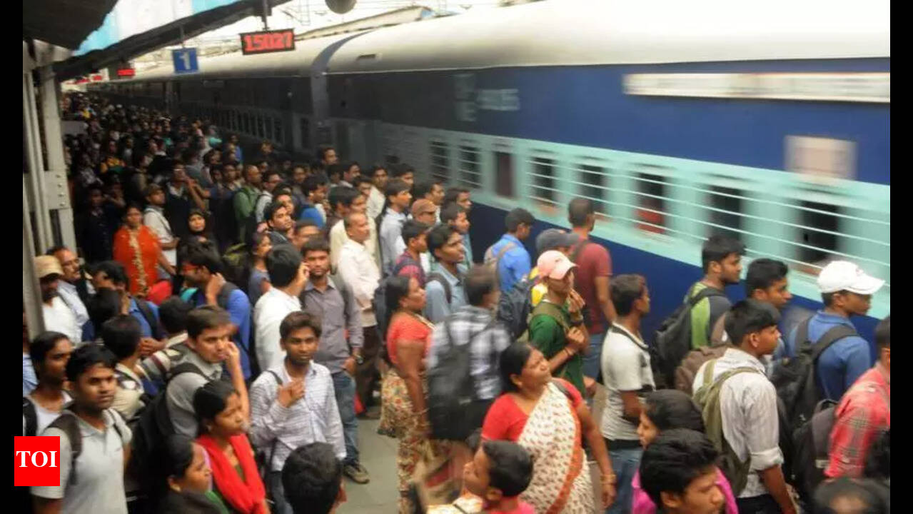 Massive crowd at Bokaro station as Kumbh devotees rush to Prayagraj |  Ranchi News - The Times of India