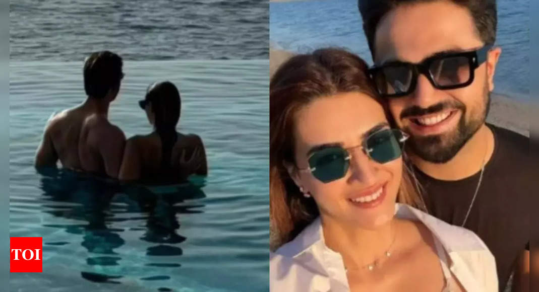 Kriti Sanon’s unseen picture with rumoured boyfriend Kabir Bahia from New Year’s eve creates social media frenzy – Times of India