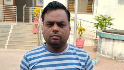 UP fugitive masquerading as saree printer in Gujarat captured after six years by UP STF