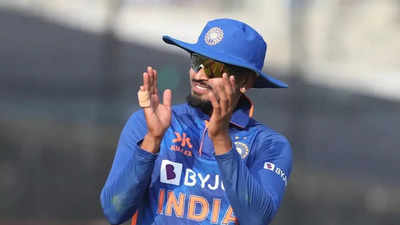 Shreyas Iyer signs autograph, clicks selfie with fan girl - WATCH