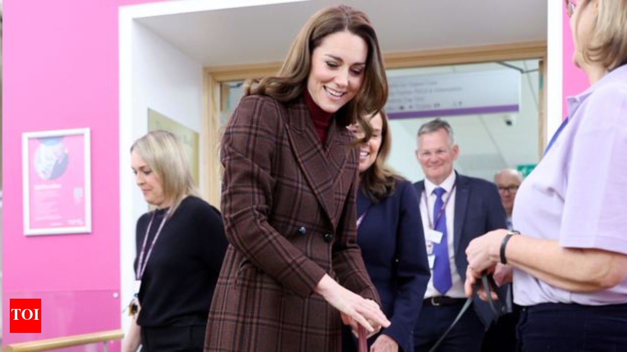 Kate Middleton sets the winter tone right in burgundy-tartan long coat | -  The Times of India