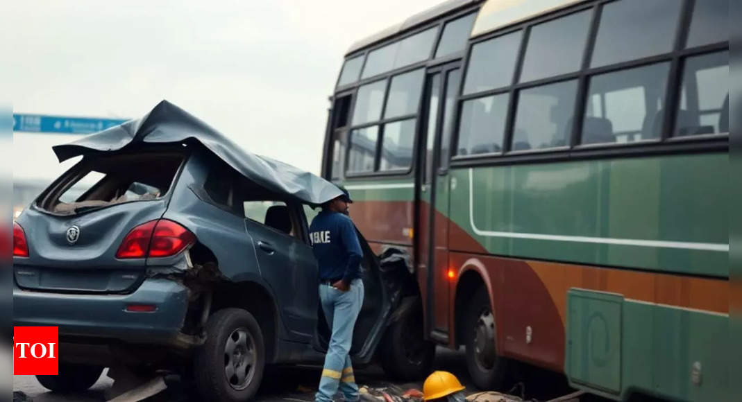 9 dead after car crashes into bus on Nashik-Pune highway