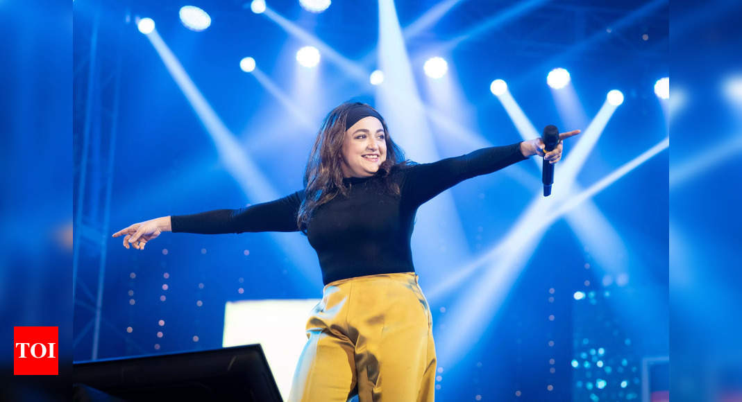 Monali Thakur captivates audience at Dum Dum Utsav after breaking silence on Varanasi incident