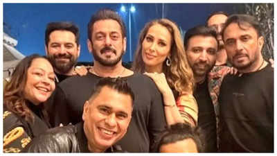 Iulia Vantur lovingly holds Salman Khan in UNSEEN pic from his birthday celebrations