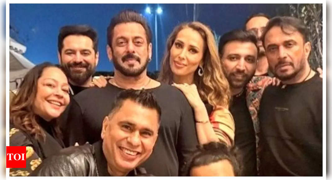 Iulia Vantur lovingly holds Salman Khan in UNSEEN pic from his birthday celebrations