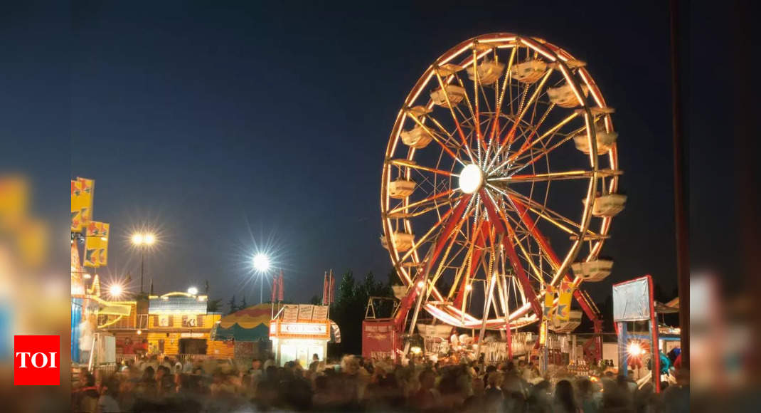 This amusement ride turned into a nightmare as it left people hanging upside down for 25 minutes!