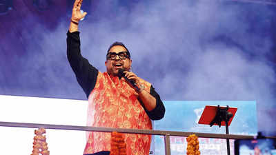 Shankar Mahadevan enthralls crowd at first ever performance at the Maha Kumbh 2025