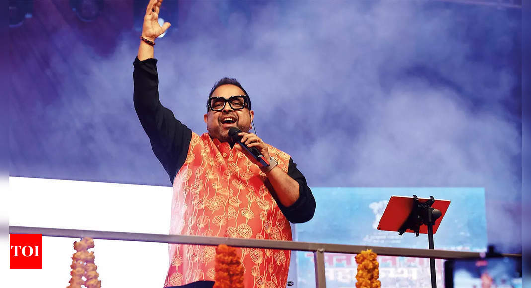 Shankar Mahadevan enthralls crowd at first ever performance at the Maha Kumbh 2025