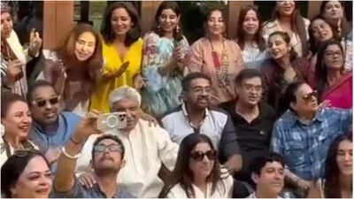 Watch: Aamir Khan, Vidya Balan, Farhan Akhtar and Bollywood stars sing 'Baar Baar Din Ye...'at Javed Akhtar’s grand 80th birthday bash