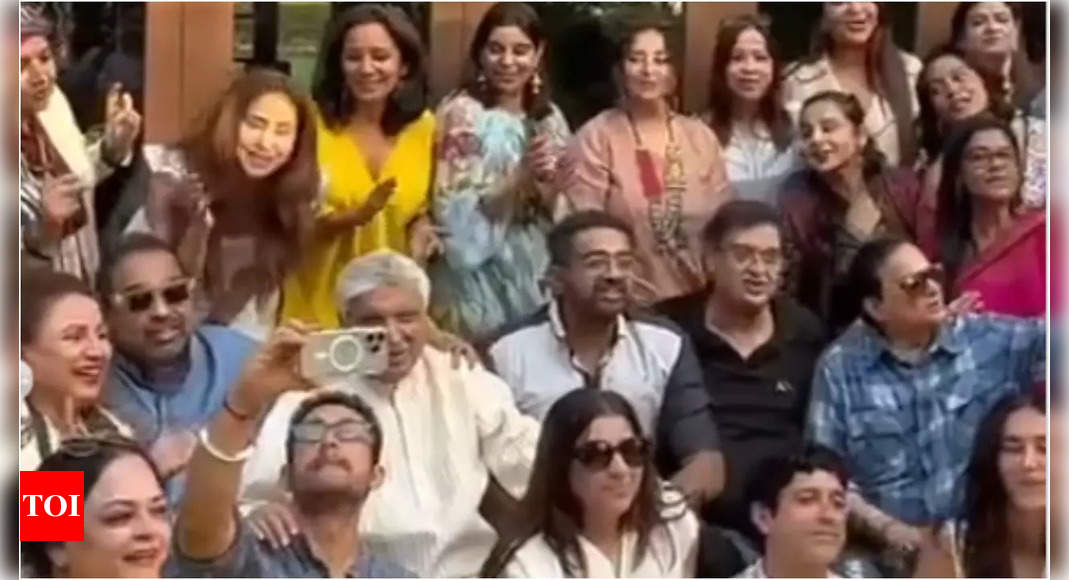 Watch: Aamir Khan, Vidya Balan, Farhan Akhtar and Bollywood stars sing 'Baar Baar Din Ye...'at  Javed Akhtar’s grand 80th birthday bash