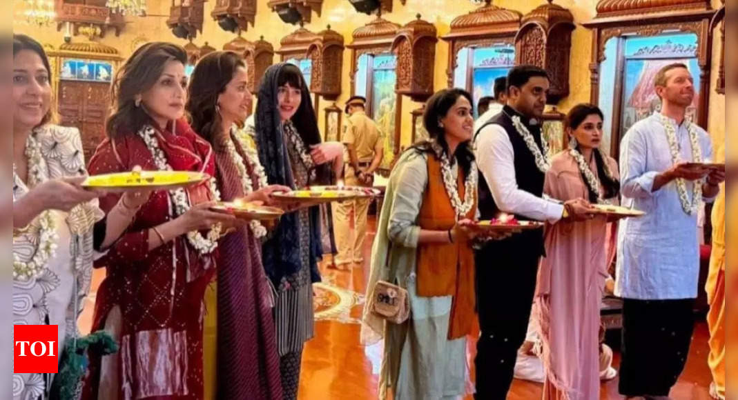 Chris Martin and Dakota Johnson visit Mumbai's Siddhivinayak Temple with Sonali Bendre and Gayatri Joshi: Watch video