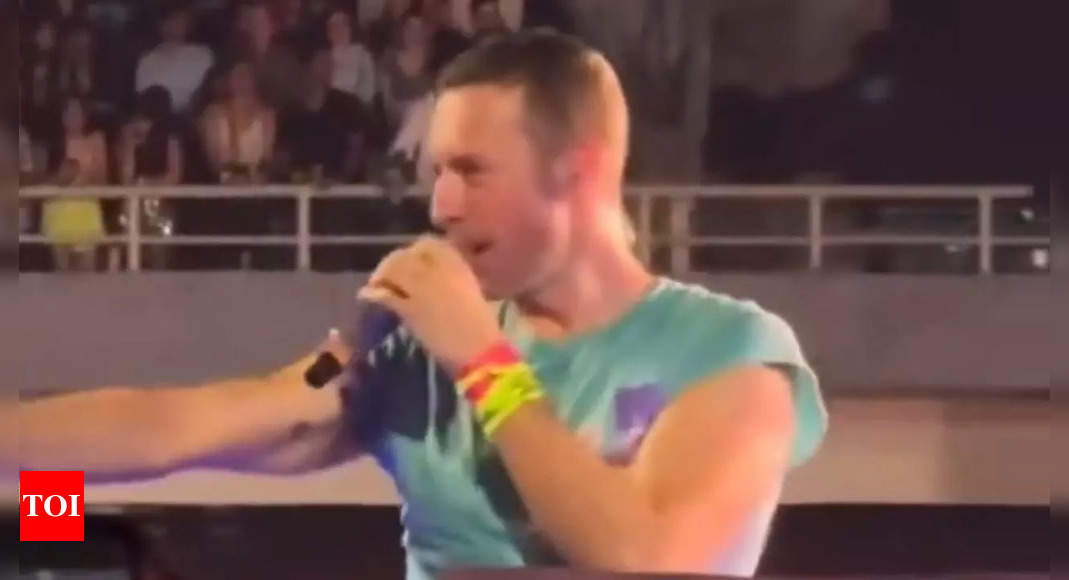 Chris Martin impresses Mumbai fans with Hindi, reads fan's sign aloud shouting 'Jai Shri Ram' at Coldplay concert: Watch videos