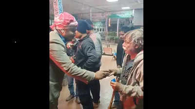 Warming hearts in cold winter: Odisha man distributes tea, biscuits for Re 1