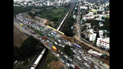 Commuters returning to city stuck in slow lane